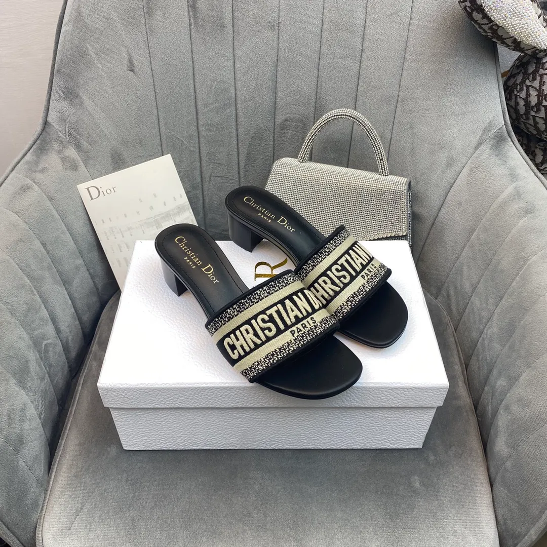👟👟Ex-factory price 380👟👟 Women's shoes Women's clothing Dior Dior 2021 DWAY early spring new flip-flops women's shoes CD letter logo three-dimensional embroidery flat sandals Round toe thick heel jelly color slingback slippers The top version on the market Material: upper original consistent high-temperature water-soluble cotton electro-embroidery technology fabric + water-dyed sheepskin lining + Italian leather outsole Heel height: flat/4.5CM size: 34-43 (34.40.41.42.43 is custom-made and cannot be returned or exchanged)